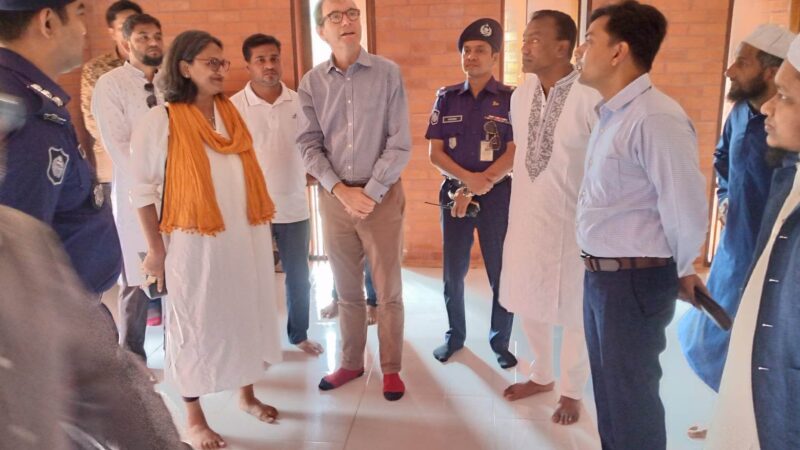 আলফাডাঙ্গায় জমিদার বাড়ি পরিদর্শন করেন যুক্তরাজ্যের হাইকমিশনার রবার্ট সি. ডিকসন