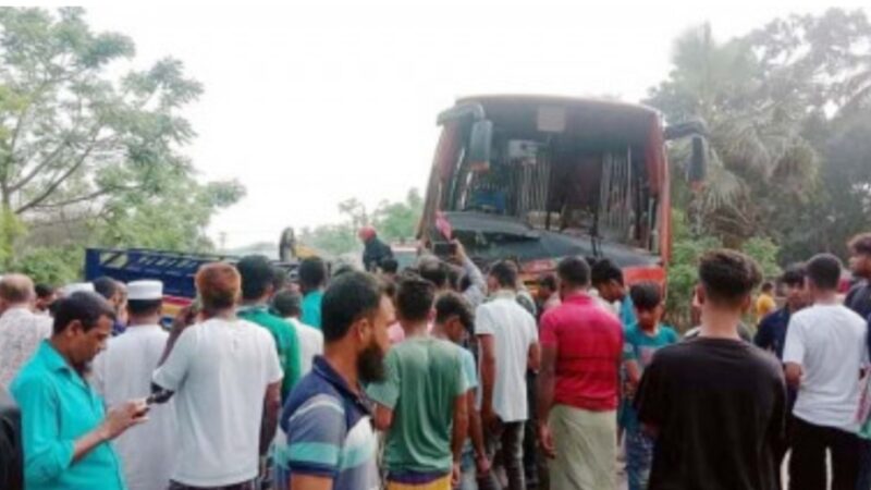 ফরিদপুরের কানাইপুর বাস-পিকআপ সংঘর্ষ! ত্রান আনতে গিয়ে মারা যায় ১৩ জন