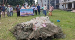 আলফাডাঙ্গায় নিষিদ্ধ চায়না জাল পুড়িয়ে দিলেন ভ্রাম্যমাণ আদালত